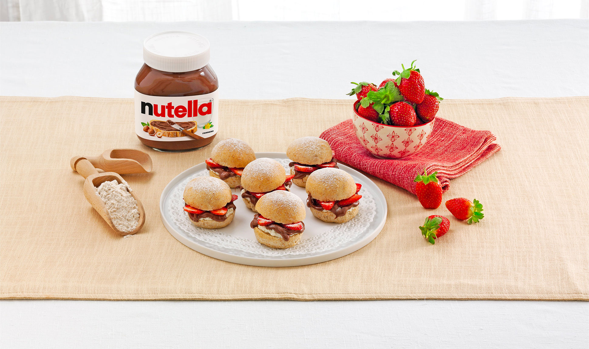 Roll with Nutella® and strawberries